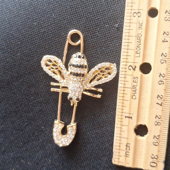 🐝 Gold Tone Rhinestone Bee Safety Pin Brooch – Crystal Insect Statement Pin - Picture 2 of 5